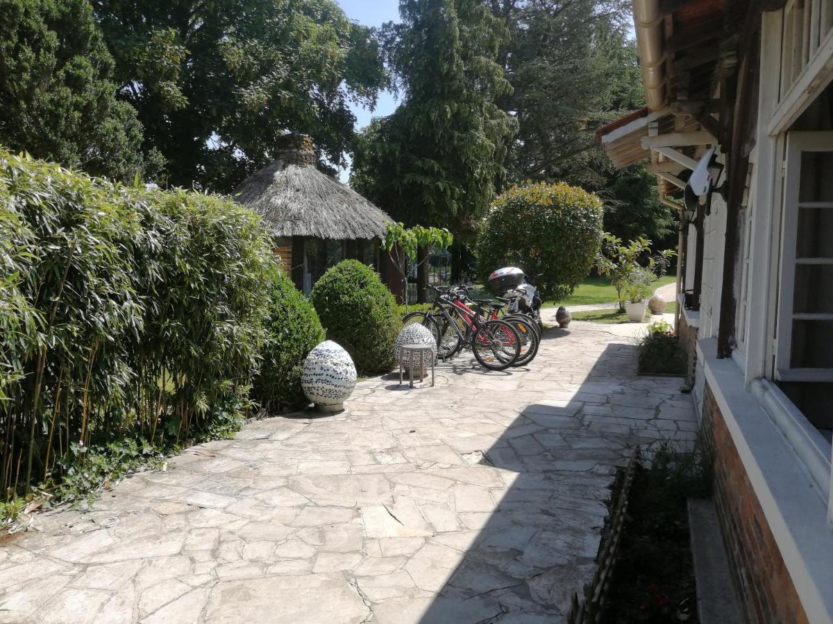 Les Pierres De Chevreuse Hotel Exterior photo